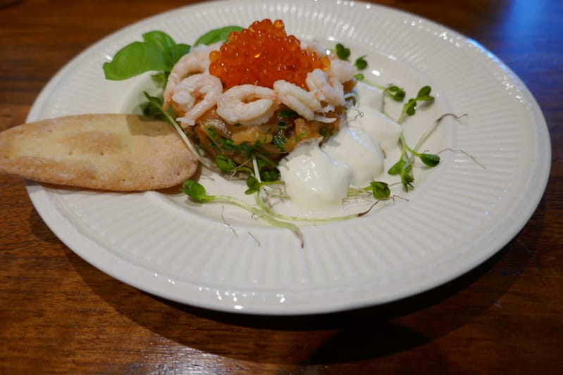 Lakseforrett med reker, rogn og pepperrotkrem