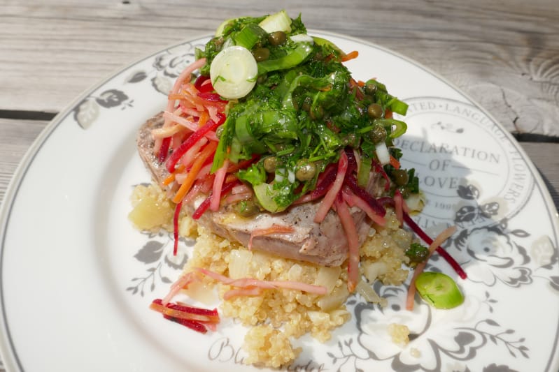 Grillet tunfisk med quinoa, smørdampede rotstrimler og gremolata Grillet tunfisk med quinoa, smørdampede rotstrimler og gremolata
