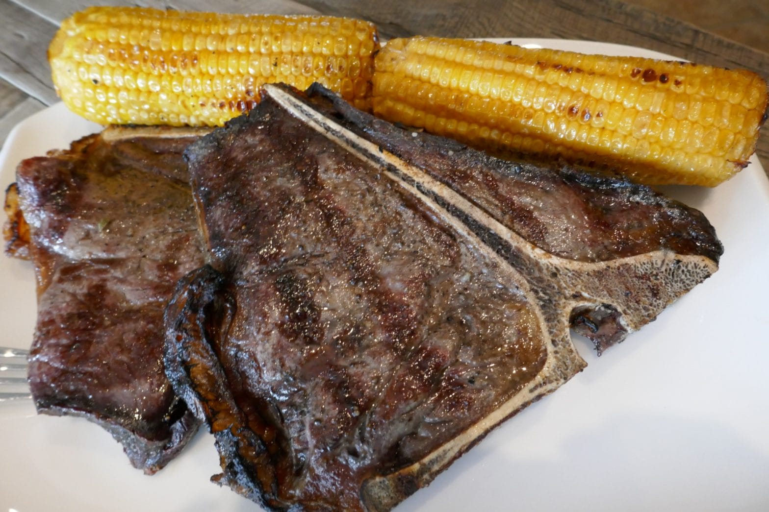 Tørrmodnet t-benstek med rødvinssaus og maiskolber