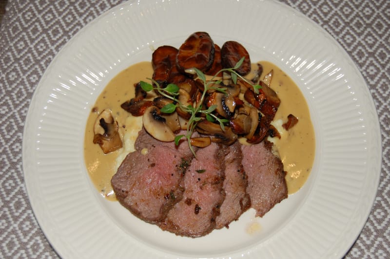 Ytrefilet sous vide med pastinakkpuré og konjakk- og peppersaus