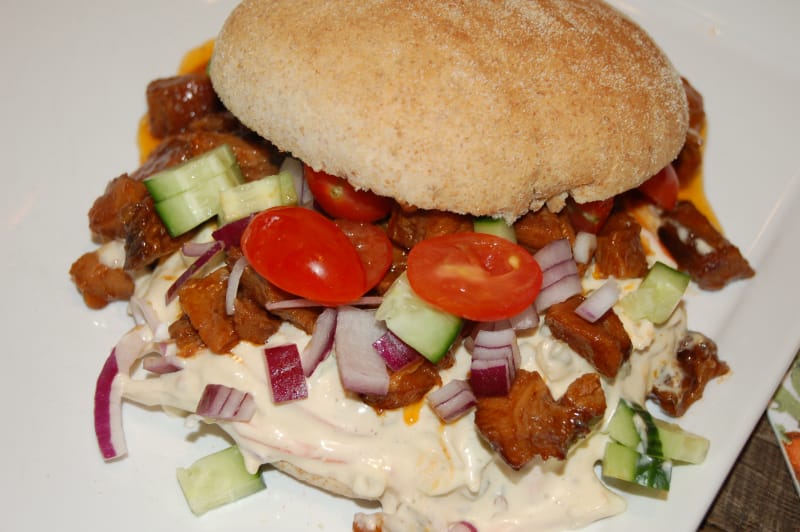 Langtidsstekt svinenakke i burgerbrød