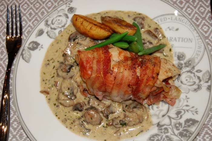 Fylt kyllingbryst med soppstuing Fylt kyllingbryst med soppstuing