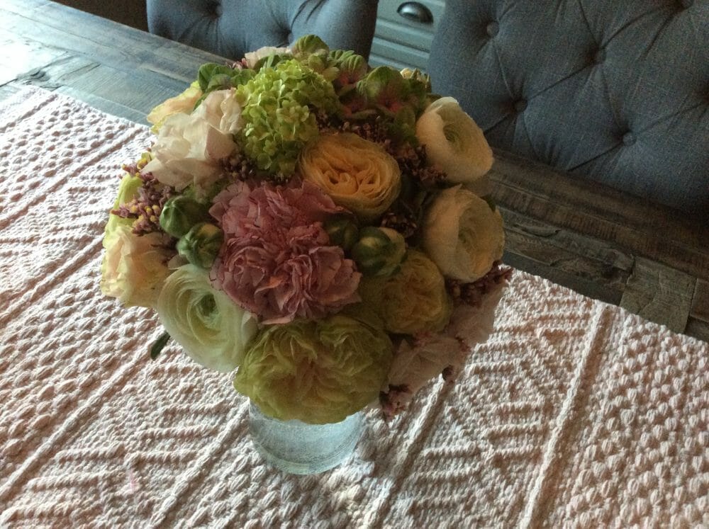 Vakre, rosa blomster på bordet