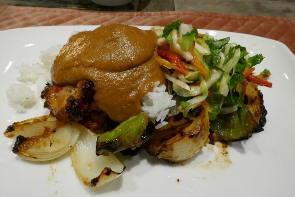 Salat med kylling og peanøttsaus