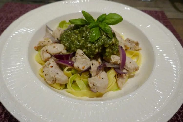Tagliatelle with chicken fillet and homemade pesto