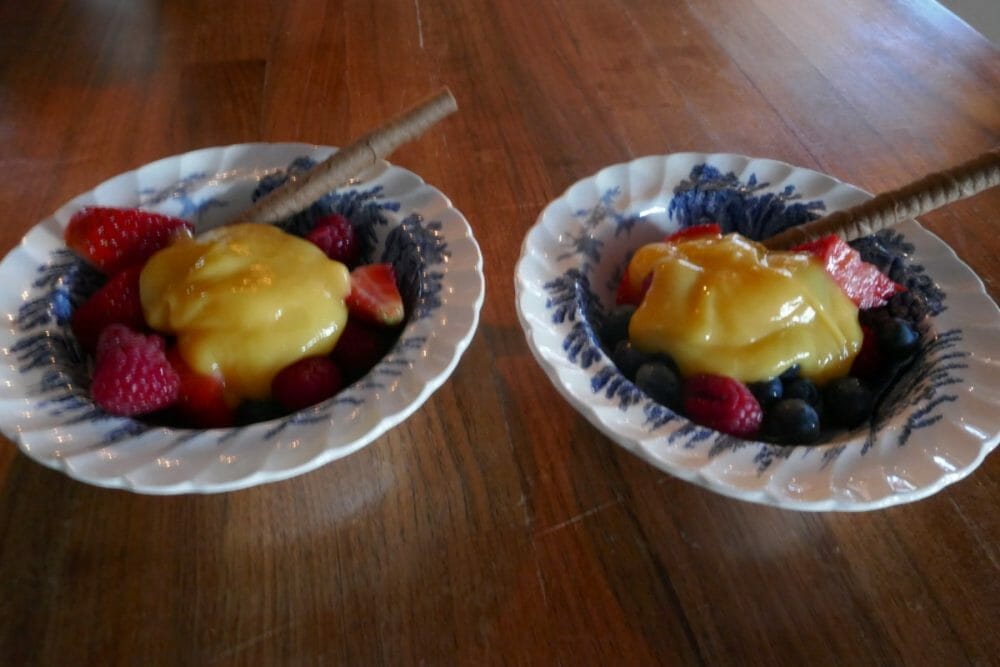 Ukemeny for uke 36 Lemon curd med friske bær og noe sprøtt