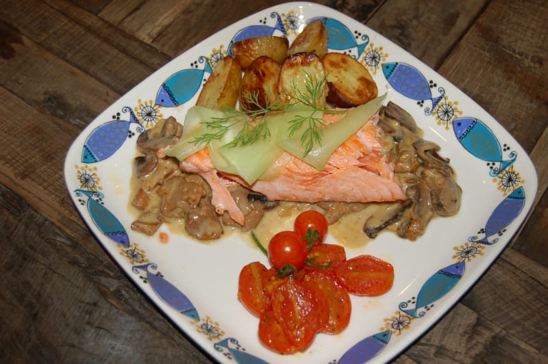 Ørretfilet med soppstuing og agurksalat