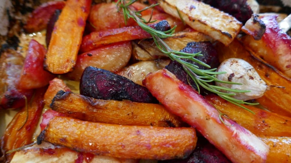 Ovnsbakte rotgrønnsaker med hvitløk