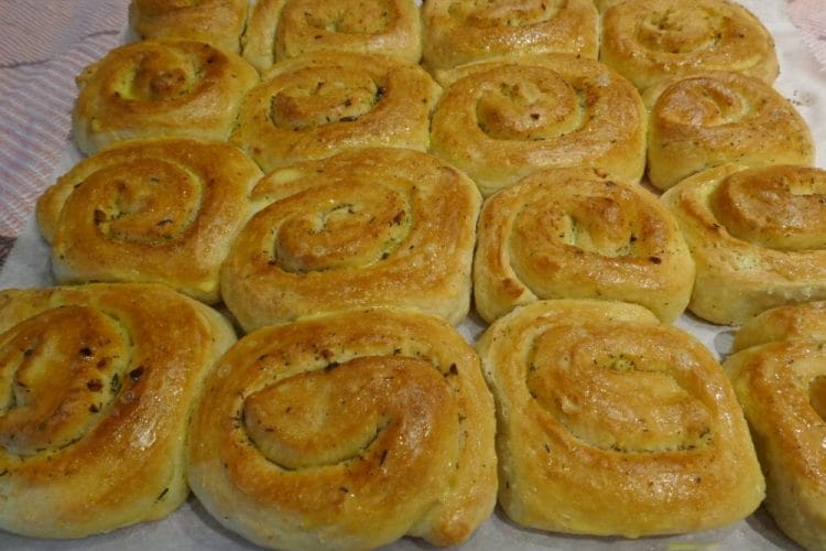 Hvitløkssnurrer med urter Hvitløkssnurrer med urter