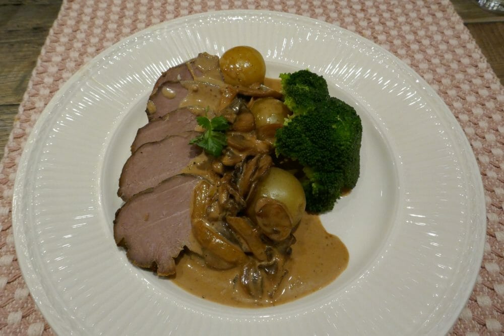 Langtidsstekt oksestek med soppsaus Langtidsstekt oksestek med soppsaus