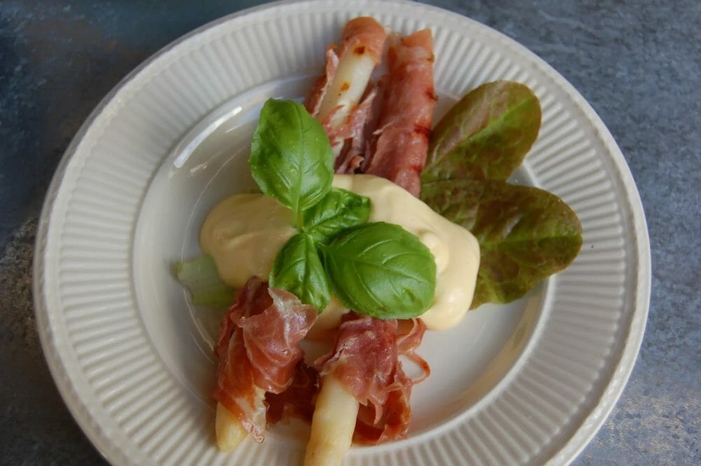Grillet hvit asparges i parmaskinke med hollandaisesaus