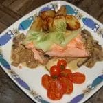 Ørretfilet med soppstuing og agurksalat