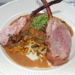 Lammecarré med potet- og løkstabler og rotgrønnsaker julienne