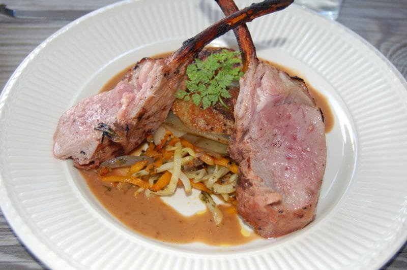 Lammecarré med potet- og løkstabler og rotgrønnsaker julienne