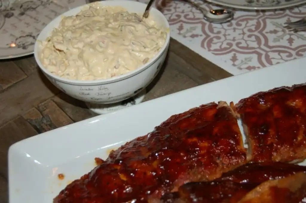 Spareribs med coleslaw og båtpoteter
