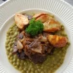 Hjemmelagde karbonader med ertestuing