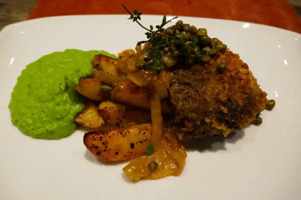 Wallenbergare med ertepuré og båtpoteter Wallenbergare med ertepuré og båtpoteter