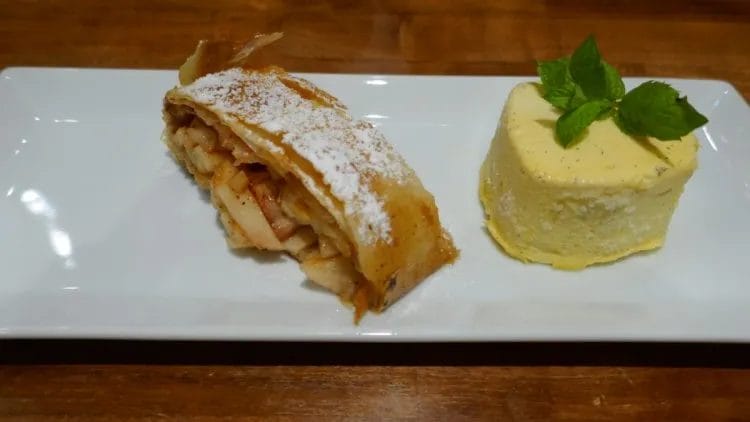 Apfelstrudel med hjemmelaget vaniljeis