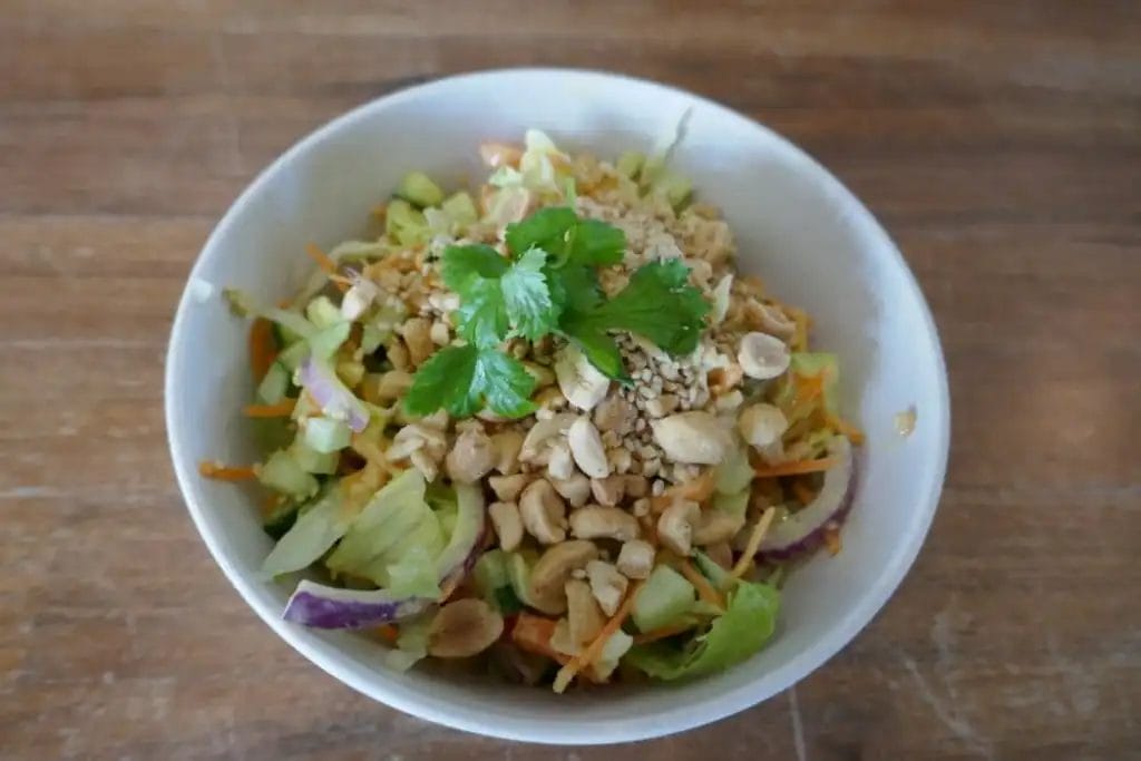 Salat med nøtter og mangodressing
