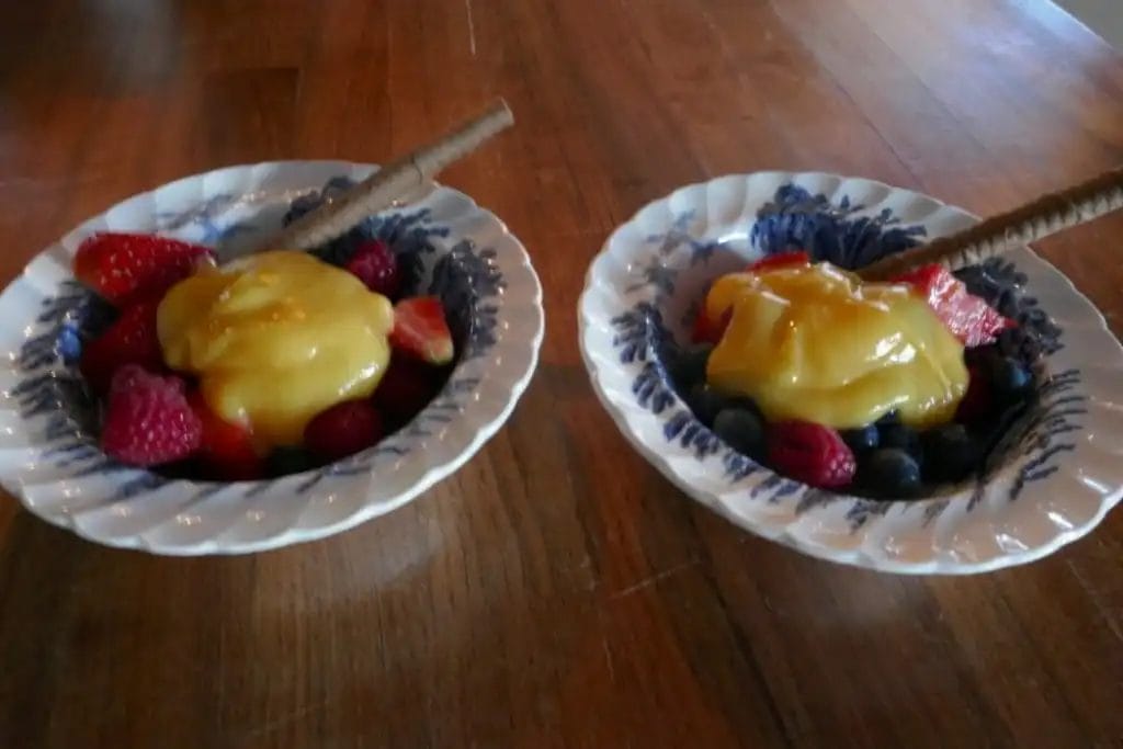 Lemon curd med friske bær og noe sprøtt Lemon curd med friske bær og noe sprøtt