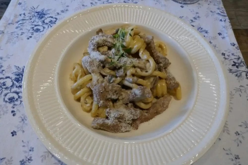 Pastaskruer med indrefilet og blåskimmelsaus