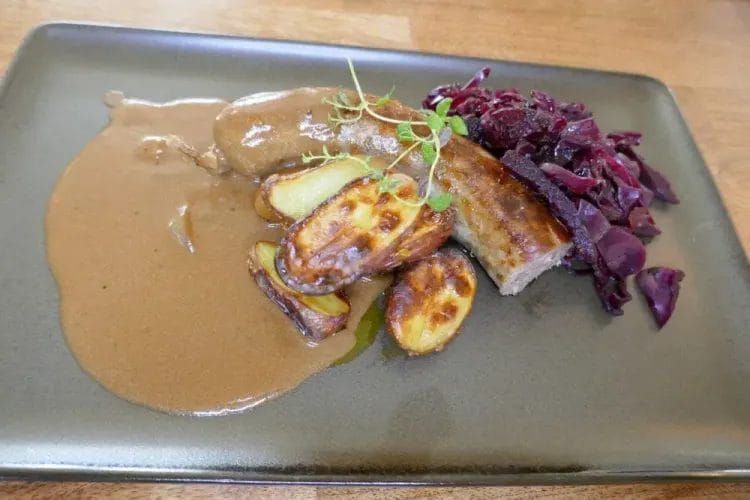 Hjemmelaget pølse med rødkål