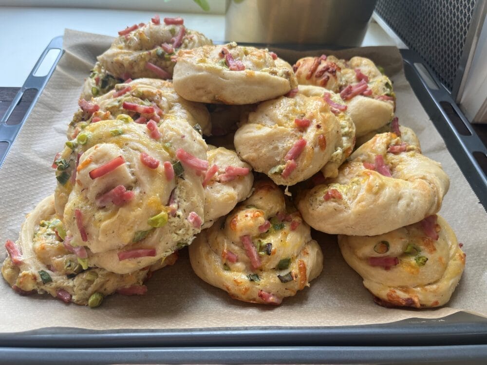 Ostesnurrer med skinke