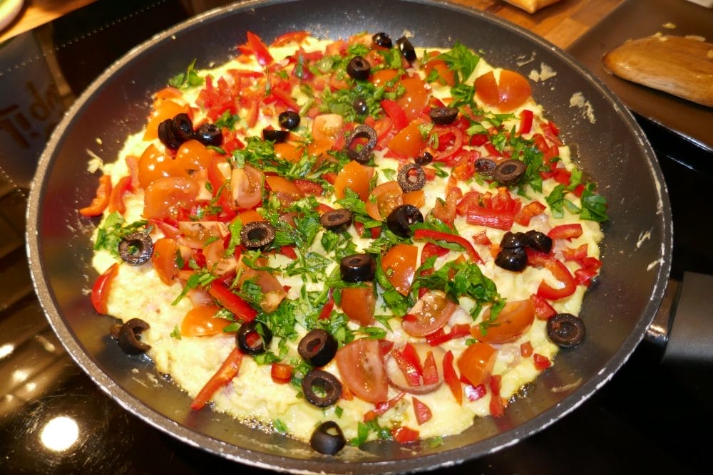 Omelett med tomater og oliven Omelett med tomater og oliven