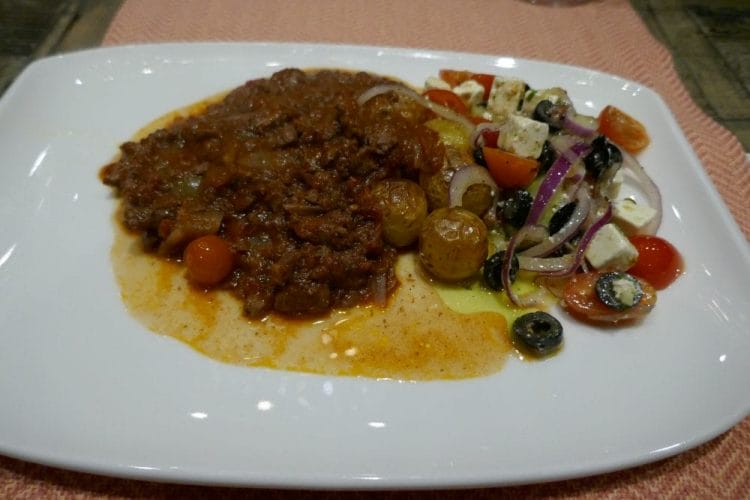 Stifado med bakte perlepoteter og gresk salat Stifado med bakte perlepoteter og gresk salat