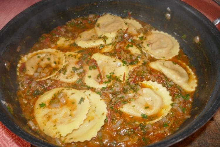 Ravioli i tomatsaus Ravioli i tomatsaus