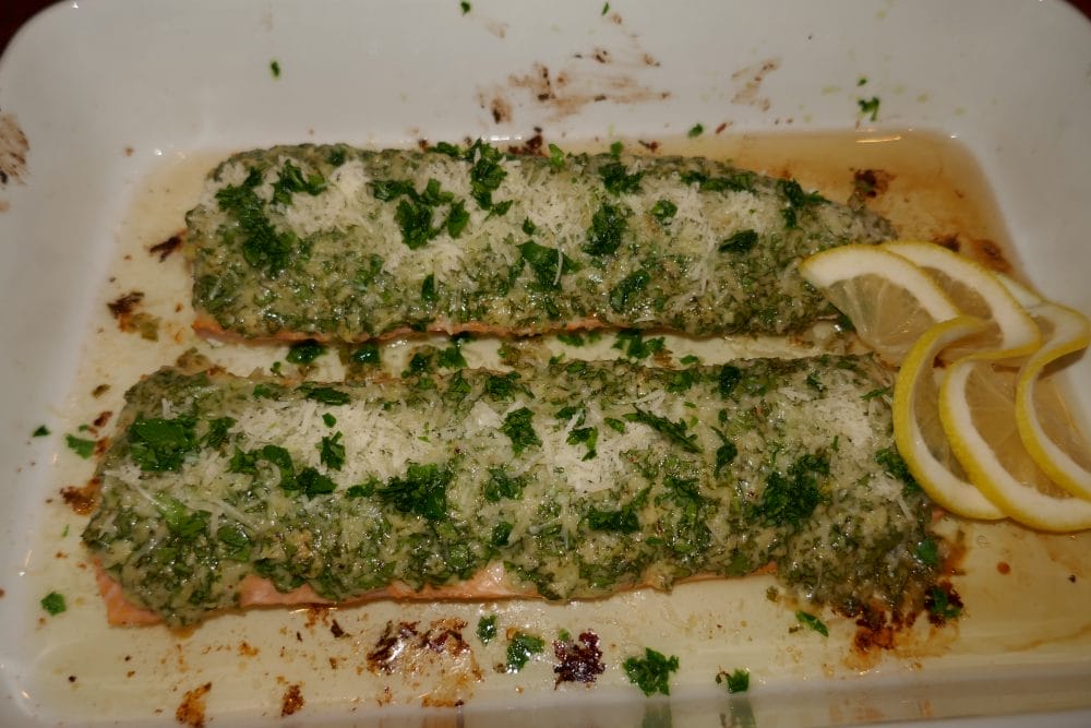 Ovnsbakt laks med parmesan- og persilletopping Ovnsbakt laks med parmesan- og persilletopping