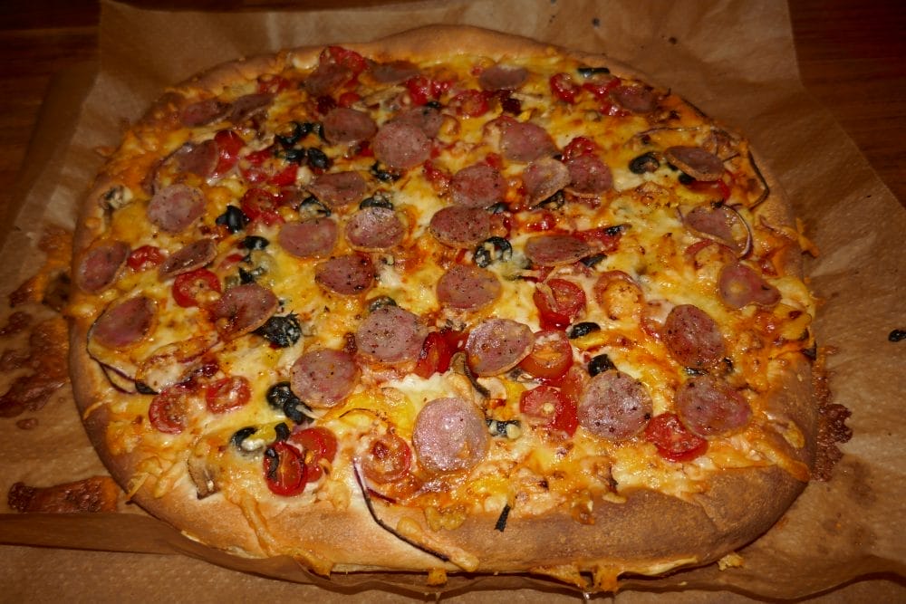 Hvit pizza med nduja og trøffelsalami Hvit pizza med nduja og trøffelsalami
