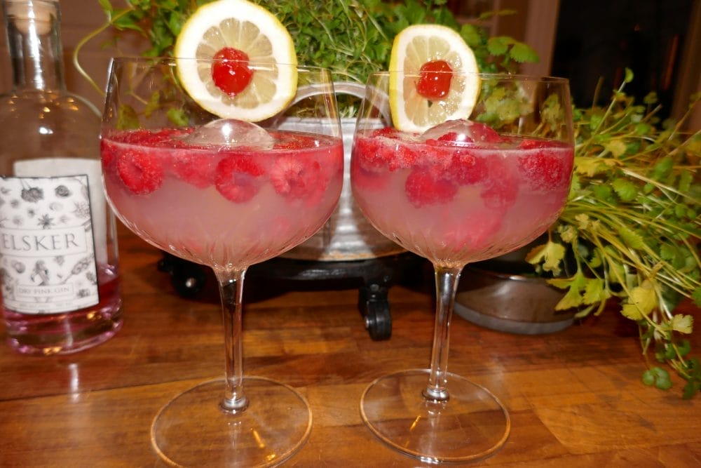 Pink gin rose lemonade med bringebær