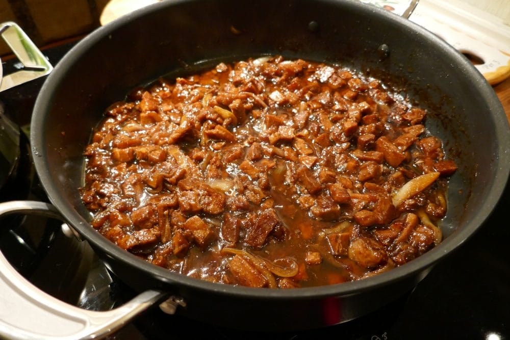 Baobuns med ribberester Svineribbe i nydelig saus, klar til servering