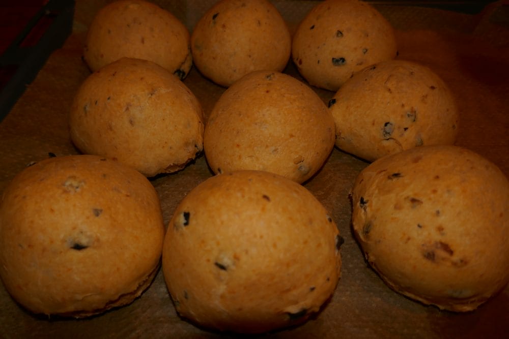 Rundstykker med oliven og soltørket tomat