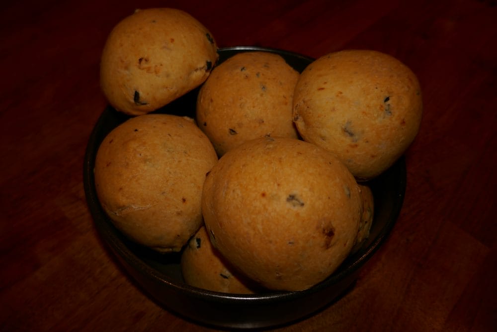 Rundstykker med oliven og soltørket tomat