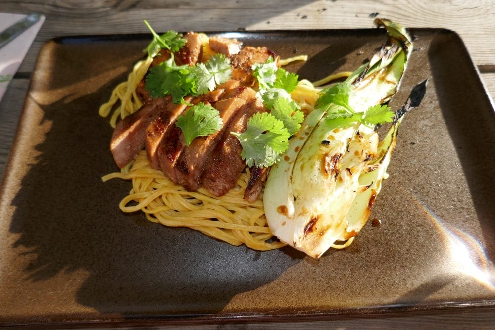 Tunfisk Szechuan med nudler og bok choy