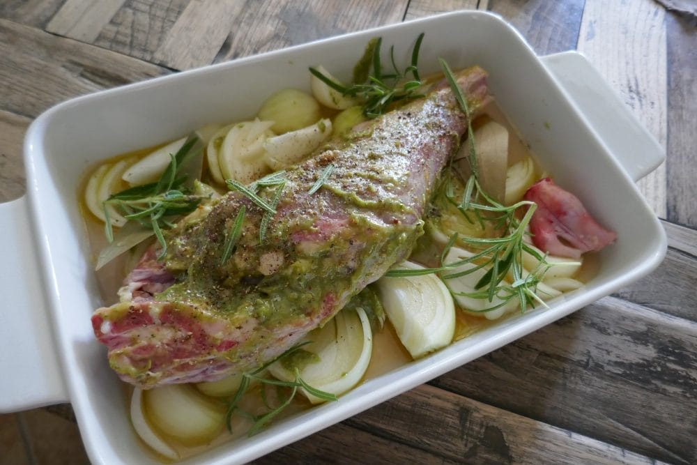 Bog av kje med brun saus og bakepotet