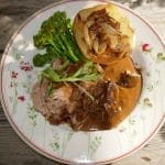 Bog av kje med brun saus og bakepotet