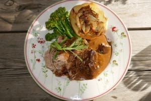 Bog av kje med brun saus og bakepotet