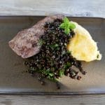 Biff med gratinert potetmos og russiske erter