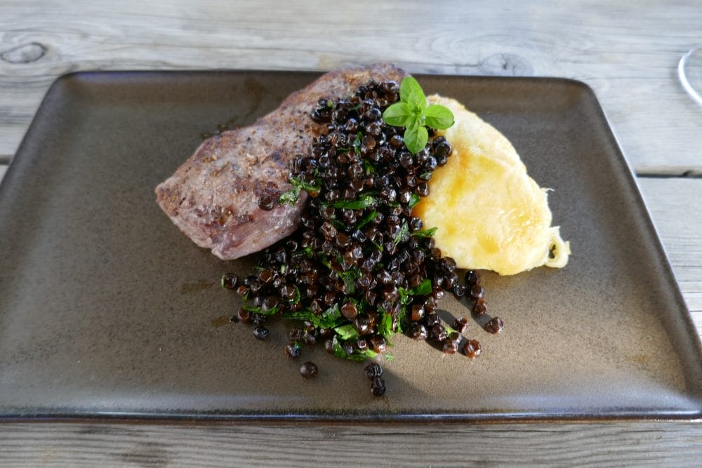 Biff med gratinert potetmos og russiske erter