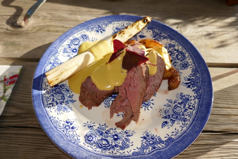 Kalvefilet med bearnaisesaus og båtpoteter
