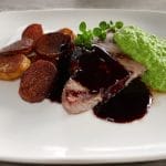 Tunfisk med rødvinssaus og råstekte poteter