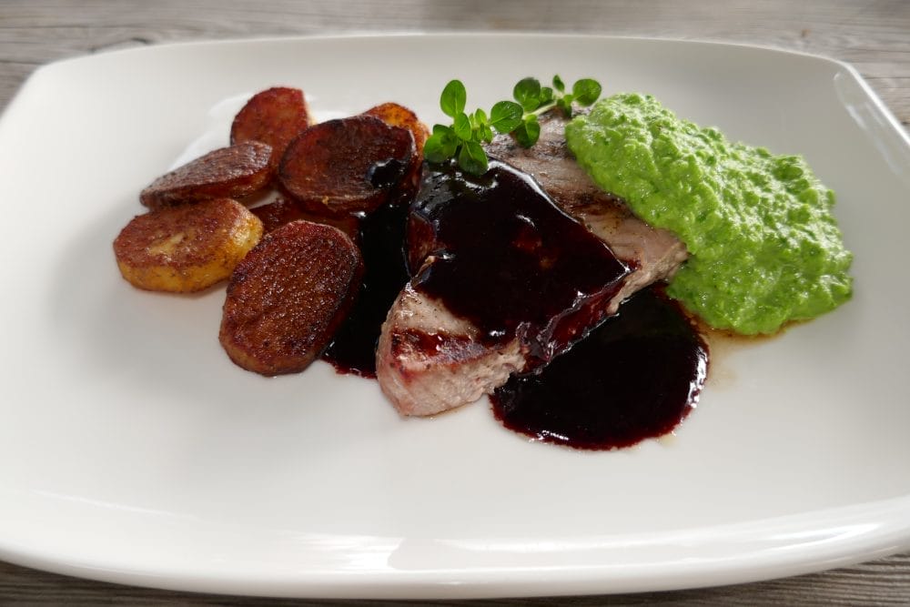 Tunfisk med rødvinssaus og råstekte poteter