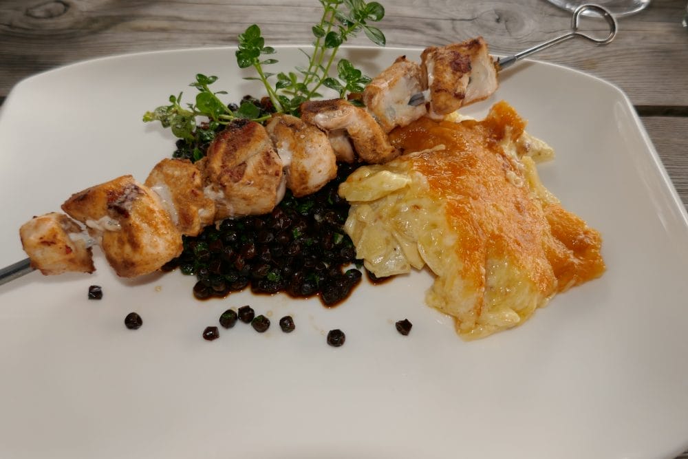 Kyllingspyd med fløtegratinerte poteter og russiske erter