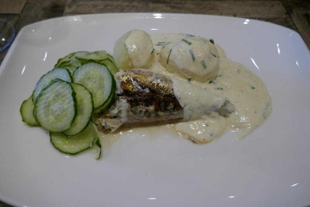 Fars makrellmiddag med rømmesaus og agurksalat