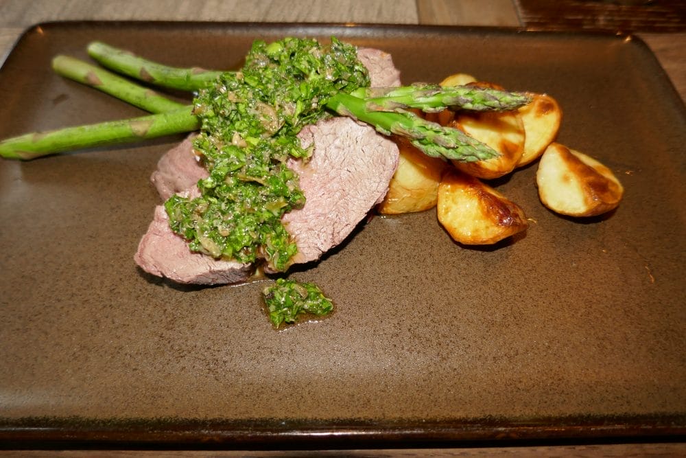 Kalvefilet med chimichurry og småsinte ovnspoteter