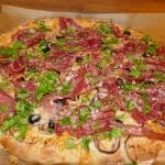 Hvit pizza med sopp og spekeskinke