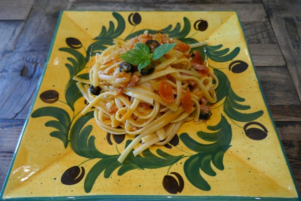 Pasta med smårettskinke og tomat